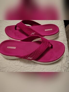 Skechers Women’s fushia Pink Foam Flip Flop Sandals